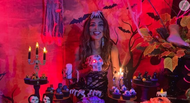 Juliana Paes relembra fantasia de bruxa para Halloween e surge