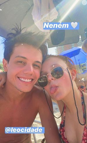 Larissa curte praia com namorado