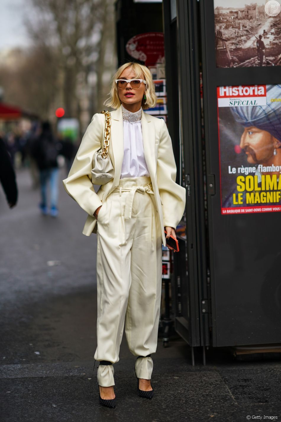 Confira as melhores composições e tire já a sua peça do armário para produções cheias de estilo! No look mais formal, a blusa de gola alta ganha um charme com pedraria no pescoço