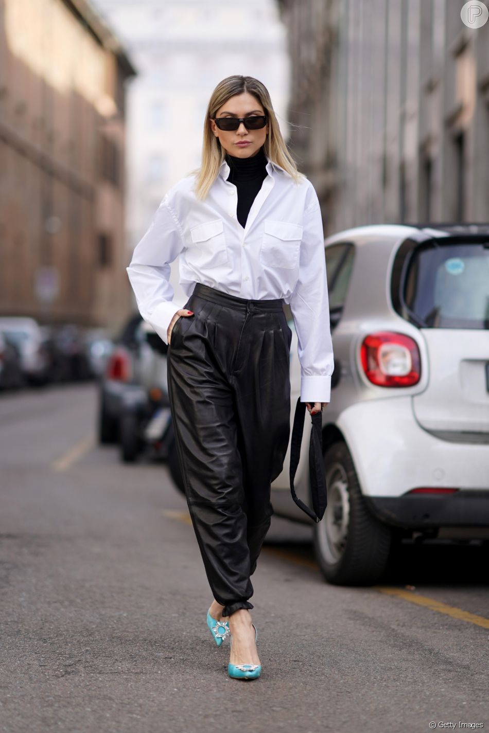  Combine a gola alta com a cor da calça e coloque uma camisa social branca por cima