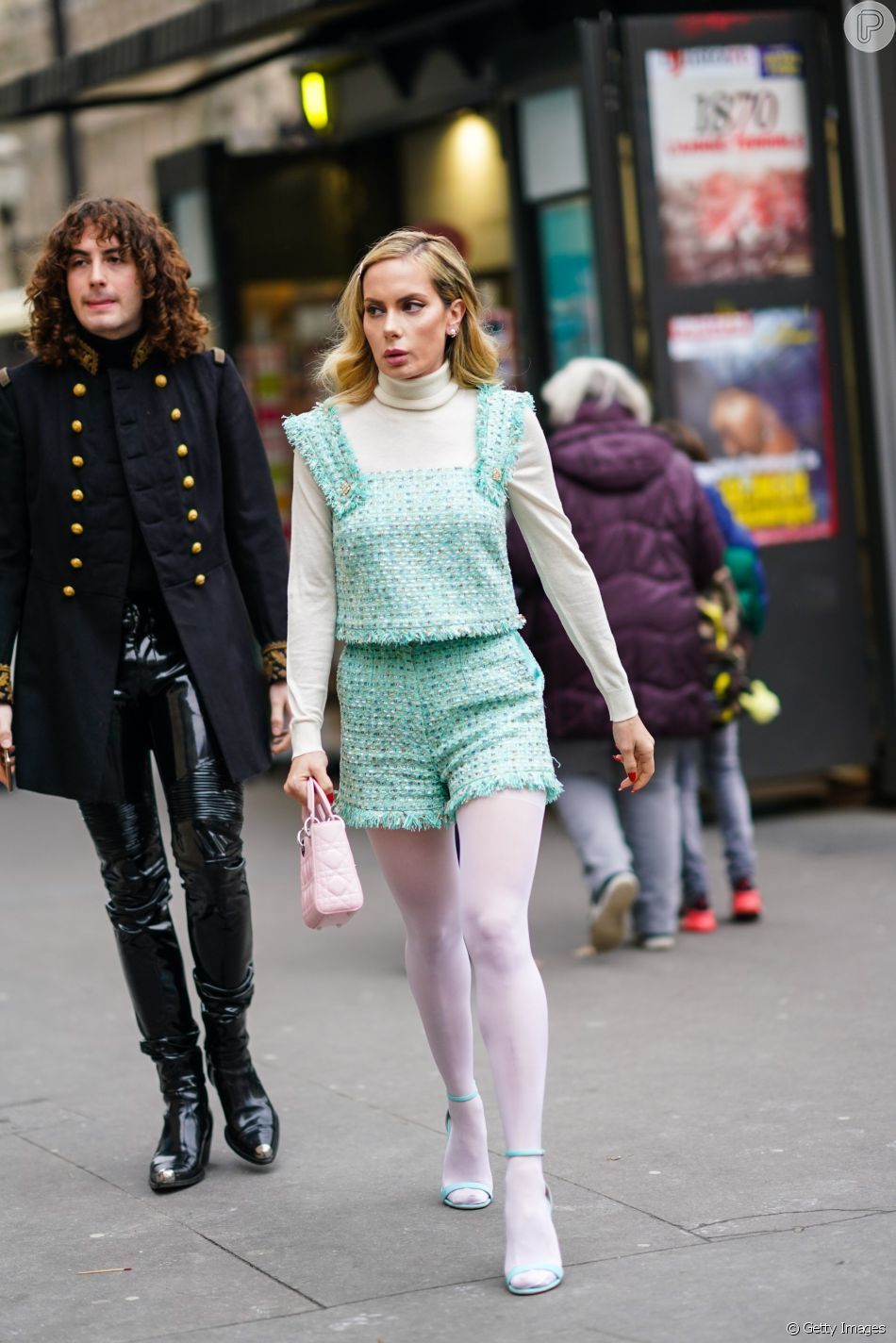 Tendência nos anos 90, o vestido e a gola alta continuam atuais. A sobreposição de camisetas e vestidos é um clássico dos anos 90 e, no inverno, ela se adapta muito bem com a blusa de gola alta. Para um visual bem girlie, reúna peças que tenham um tom mais clarinho e invista no mix de texturas. Para complementar, sandálias com meia-calça e botas são os acessórios perfeitos!