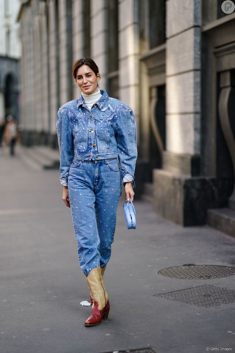 Aposte na blusa gola alta no look total jeans. O jeans é um item muito versátil que combina com tudo! No verão, ele fica mais descolado e fresquinho com camisetas e recortes, mas, no inverno, usá-lo com uma blusa de gola alta vai deixá-lo ainda mais estiloso. A pedida é investir em um look total jeans, com jaqueta, calça, saia ou short. Por baixo, aposte na blusa de gola alta de tons claros, que aparece de forma leve e discreta