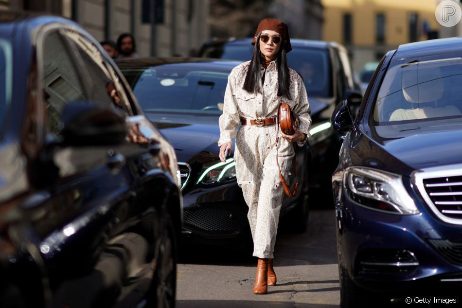 Muito estilo com macacão soltinho e blusa gola alta. Usar a criatividade nas produções é o melhor jeito de fazer o armário render. Por isso, resgate aquelas peças mais soltinhas do verão e do outono, como o macacão, e traga-as para a nova estação. Com o macacão, aposte na sobreposição monocromática com a blusa de gola alta. Essa combinação é sofisticada e descomplicada na medida certa. Pode apostar que é sucesso!