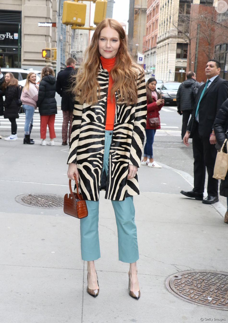 Animal print e blusa de gola alta chamativa é combinação certa das fashionistas