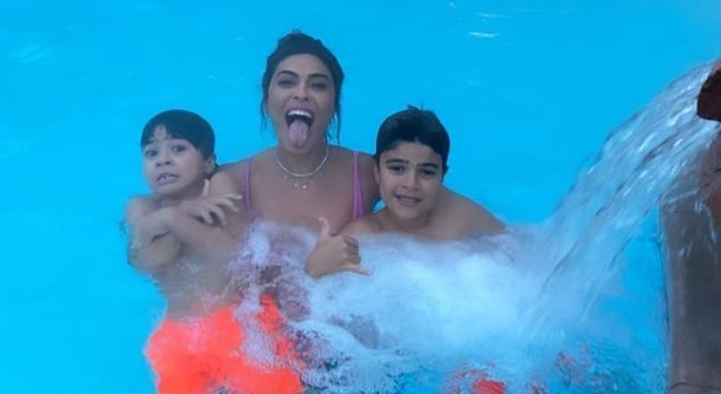 A atriz também entrou na piscina com os dois filhos