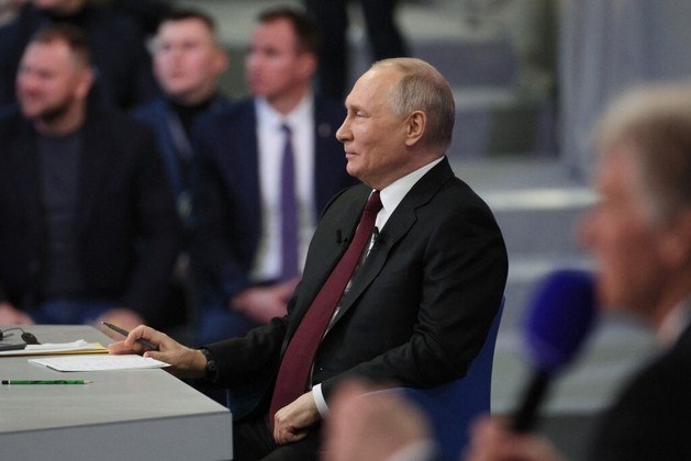 O presidente da Rússia, Vladimir Putin, concedeu na quinta-feira (14) a primeira entrevista coletiva desde o início da guerra na Ucrânia, em fevereiro de 2022. Ao ser questionado por um jornalista sobre a continuidade do que o governo russo chama de 