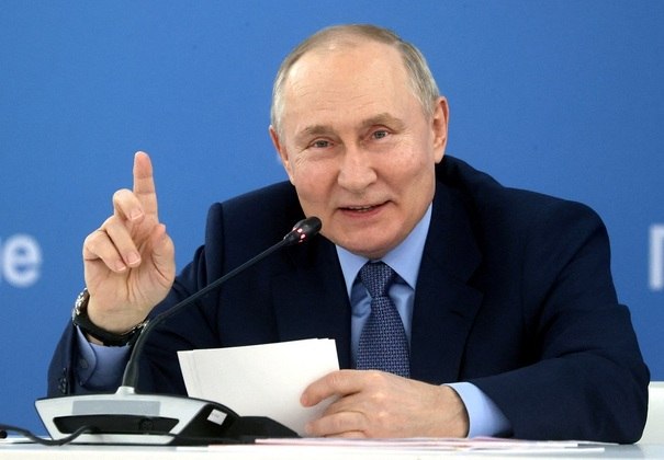Já Putin, no poder desde 2000, anunciou no começo de dezembro que disputará a reeleição em 2024. Uma vitória o manteria no cargo até, pelo menos, 2030 — ele terá direito de concorrer novamente neste ano, o que estenderia seu mandato até 2036