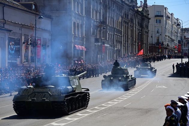 As celebrações, organizadas a cada ano para celebrar a vitória contra a Alemanha nazista em 1945, acontecem neste ano à sombra da ofensiva de Moscou na Ucrânia, marcada por reveses sofridos pelo Exército russo no campo de batalha