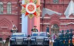 Após o breve discurso do presidente, milhares de militares desfilaram na emblemática Praça Vermelha da Moscou, com bandeiras russas e soviéticas