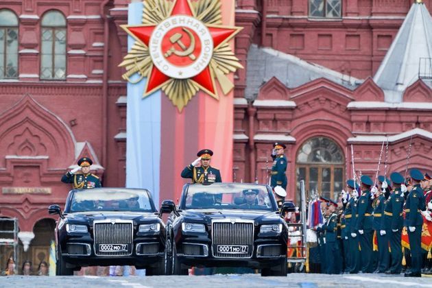 Após o breve discurso do presidente, milhares de militares desfilaram na emblemática Praça Vermelha da Moscou, com bandeiras russas e soviéticas