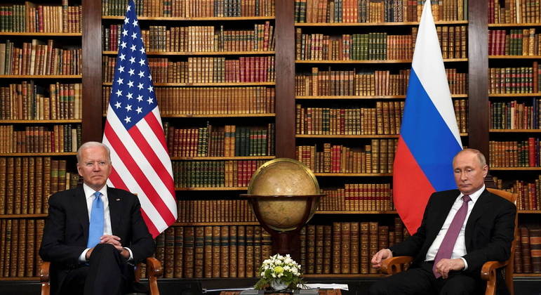 o presidente dos Estados Unidos, Joe Biden, e o presidente russo, Vladimir Putin