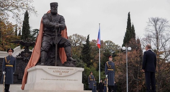 Putin e um monumento ao czar Alexandre III, pai do último czar romanov Nicolau II, em Yalta, na Crimeia, em 2017