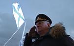O comandante-em-chefe da Marinha Russa, NikolaiYevmenov, presta continência durante a cerimônia para hastear a bandeira russa na fragata Almirante Golovko, que foi incorporada à FrotaNaval Russa, no estaleiro Severnaya Verf, em São Petersburgo