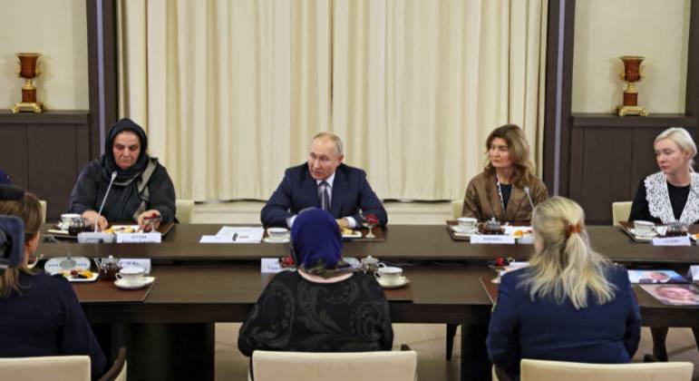 Putin faz reunião com mães de militares russos que participam do conflito com a Ucrânia