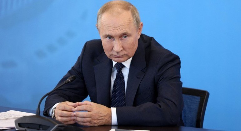 O presidente russo Vladimir Putin se reúne com diretores de escolas de engenharia na Rússia