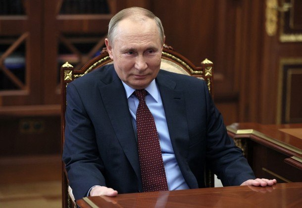 O presidente russo, Vladimir Putin, participa de uma reunião no Kremlin
