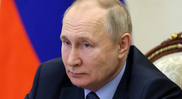 O presidente russo, Vladimir Putin, assiste por vídeo à inauguração de equipamentos sociais, em Moscou