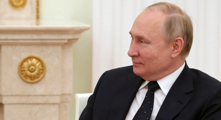 O presidente russo, Vladimir Putin, participa de reunião no Kremlin