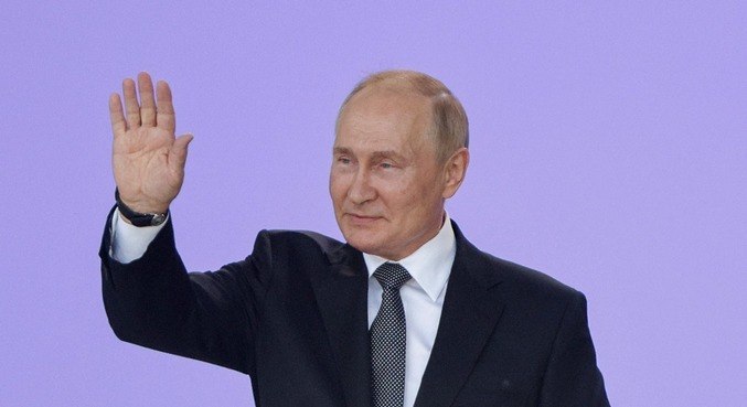 Putin posa para foto durante cerimônia em Moscou