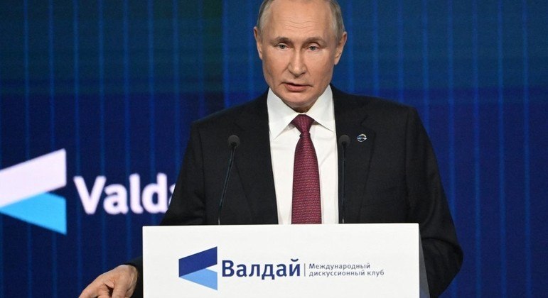 O presidente russo, Vladimir Putin, discursa na sessão plenária do Clube de Discussão Valdai