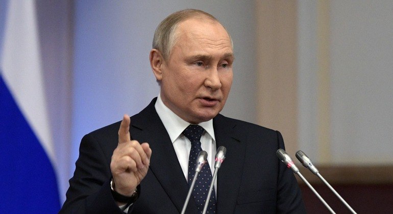 O presidente da Rússia, Vladimir Putin, discursa em São Petersburgo