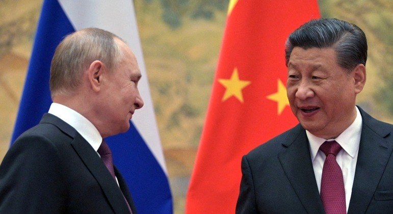 Xi Jinping (à dir.), em encontro com Vladimir Putin (à esq.) em Pequim