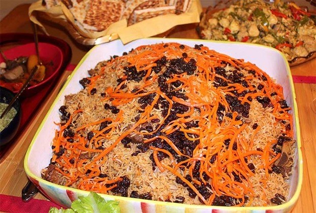Qabili Palau: iguaria do Afeganistão, variante do arroz pilaf, feita com carne de cordeiro, arroz basmati e uvas-passas. É temperado com especiarias, como cominho, canela e açafrão. 