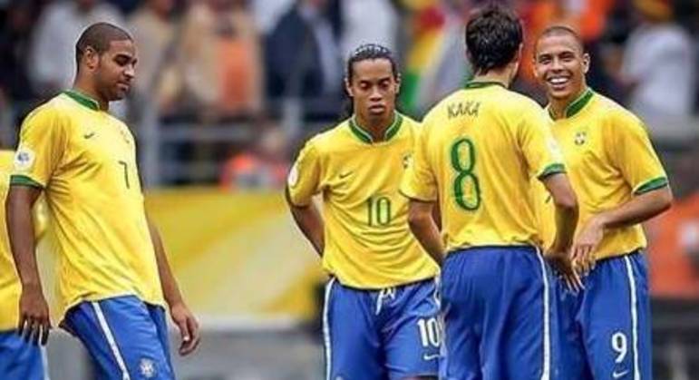 Adriano Imperador, Ronaldinho Gaúcho, Ronaldo e Kaká (Seleção Brasileira - 2006)A seleção brasileira que disputou a Copa do Mundo de 2006 era muito favorita. Com uma escalação estrelada, o hexacampeonato parecia uma realidade, principalmente com o 
