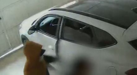 Pai e filha foram obrigados a descer do carro