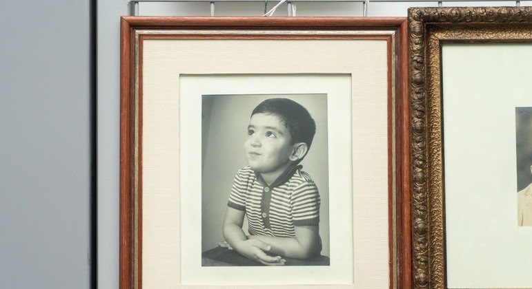 Quadro com foto de Renato Russo na infância