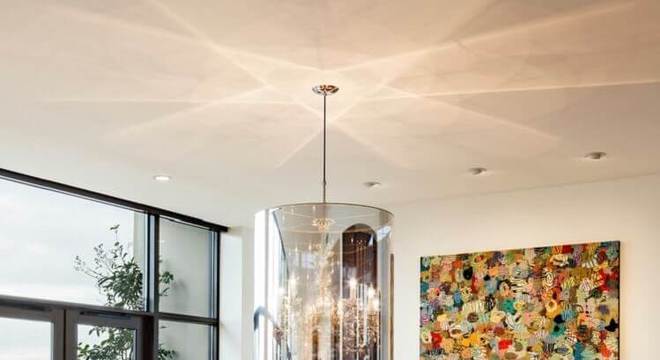 quadro decorativo grande e colorido para sala de jantar decorada em tons claros