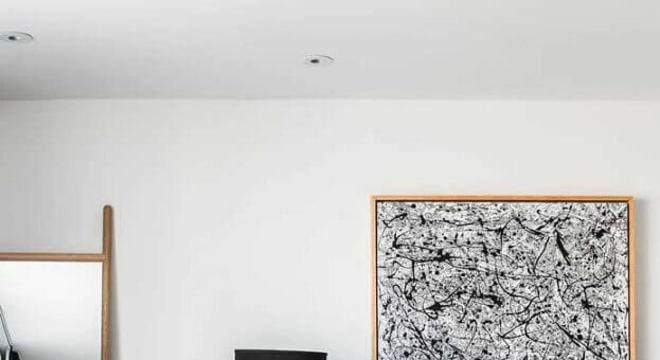 quadro preto e branco para quarto de casal com cabeceira branca e espelho grande 