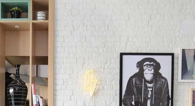 quadro preto e branco para sala com parede de tijolinho 