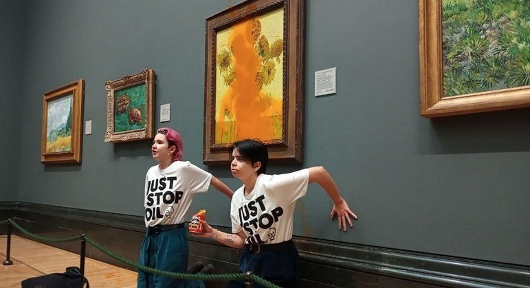 Ativistas ambientais jogaram sopa sobre a tela "Girassóis" do pinto holandês Van Gogh

