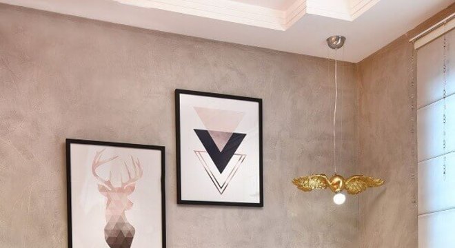 quadros decorativos para quarto feminino com parede de cimento queimado e tonel decorativo 