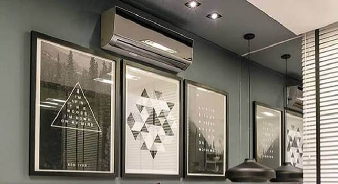 quadros decorativos preto e branco para quarto moderno com cabeceira estofada de couro 