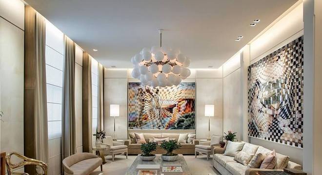 Quadros grandes para sala ampla encantam os olhos de quem passa pelo ambiente