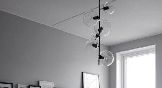 quadros para cabeceira de quarto de casal apoiados em prateleira estreita 