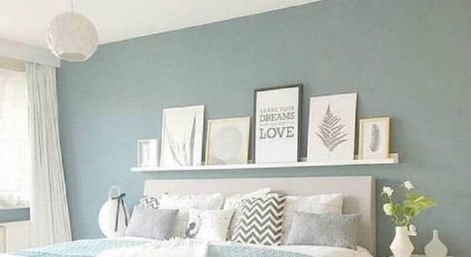 quadros para cabeceira de quarto de casal com parede azul 