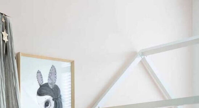 quadros para quarto tumblr decorado em tons claros com cama de casinha