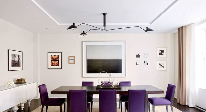 quadros preto e branco para sala de jantar moderna com cadeiras roxas