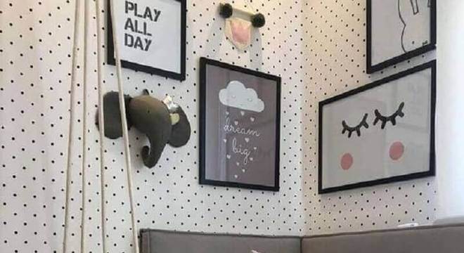 quadros tumblr para quarto de solteiro decorado com papel de parede de bolinhas 