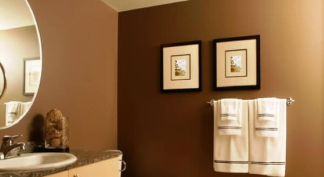 Quadros usados como enfeites para banheiro pequeno