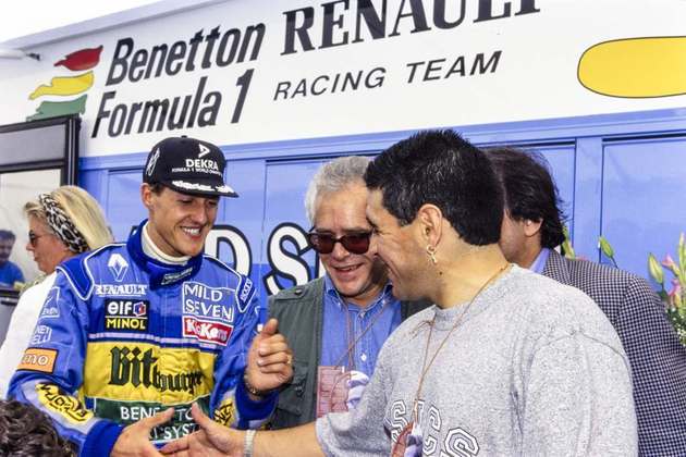 Quando ainda corrida na Benetton, Michael Schumacher recebeu Maradona no paddock da F1