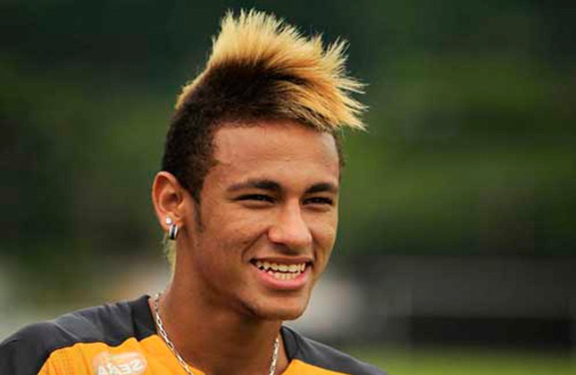 Quando atravessava o seu auge no Santos e conquistou a Libertadores com o clube, o penteado do então camisa 11 era muito conhecido entre os jovens, que copiavam o moicano do craque. O topo descolorido virou uma das marcas de Neymar na época.