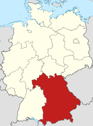 Quando encontrado, no dia 19 de maio de 2022 em parte do rio no estado da Baviera (em vermelho no mapa da Alemanha ao lado), o corpo do menino estava envolvido em papel alumínio junto a um bloco de pedra.