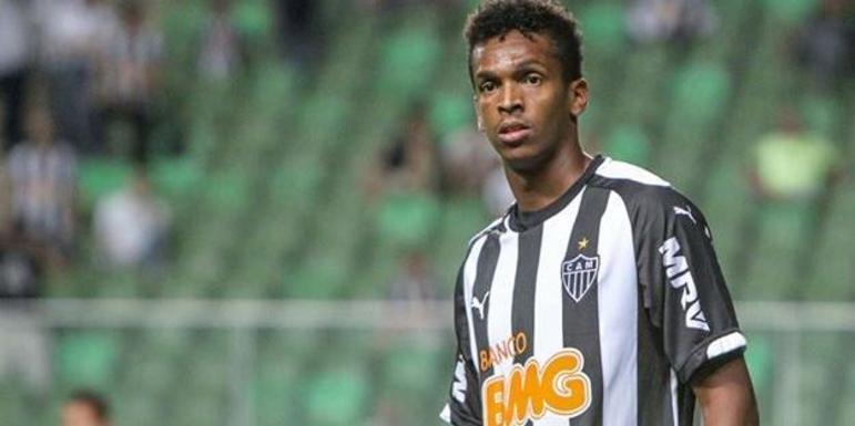 Quando jogava pelo Atlético Mineiro, Jô recebeu uma suspensão por 30 dias por conta de uma indisciplina em um hotel. Além do atacante, André e Emerson Conceição também receberam punição.