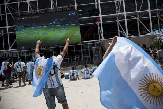 Quando o placar ainda apontava 2 a 0 para a Argentina, torcedores assistiam à partida diante de um telão. 