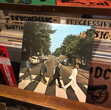 Quando o Sr. Ross se matriculou na UBC em 1969, os Estados Unidos haviam acabado de enviar o primeiro homem à lua e os Beatles estavam prestes a lançar seu álbum “Abbey Road”.