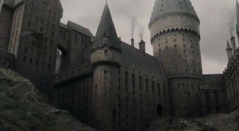 Quando olhamos para o cenário de Hogwarts, automaticamente ficamos encantados com a beleza e a quantidade infinita de detalhes. A maquete teve que ser feita em um período muito curto e foram necessárias 40 pessoas para chegar no belo resultado final. 